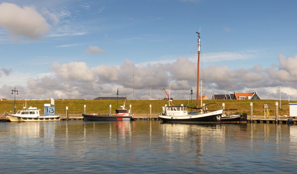 Vissersboten in de haven van Oudeschild in het avondlicht